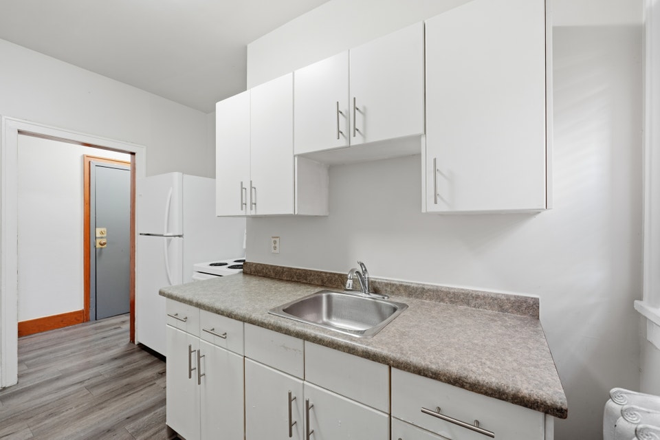 558 SHERBROOK - 1 BR - Available NOW! 5