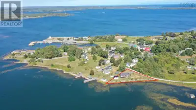 L&S #1293. *** Visit Realtor.ca for 3D walk through *** Sunsets, sea breezes and style! Firmly ancho...