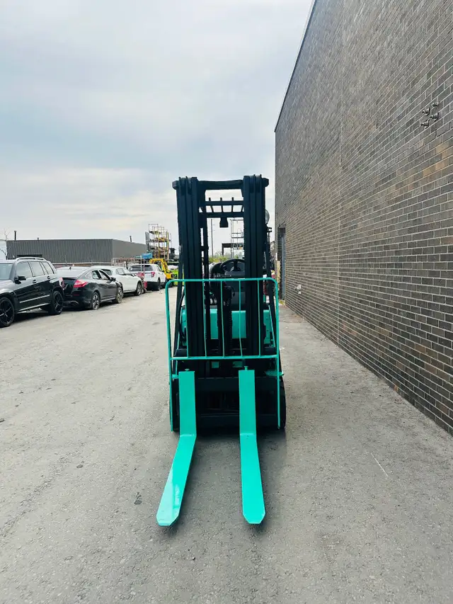 2015 Mitsubishi LPG Forklift 3000lbs capacity 3 stage mast Side- in Heavy Equipment in Mississauga / Peel Region - Image 4