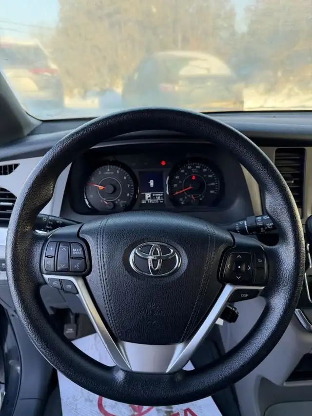 Toyota Sienna LE AWD 2017 - ENTRETENUE AU CONCESSIONNAIRE - in Cars & Trucks in Québec City - Image 9