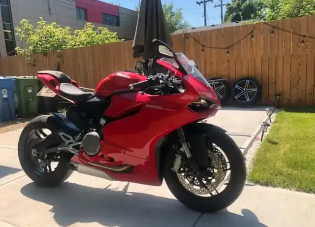 2015 DUCATI PANIGALE 899 (FINANCING AVAILABLE) in Sport Bikes in Strathcona County - Image 3