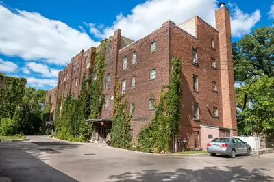 1 Roslyn Rd-  Locarno Apts- 2 Bedroom