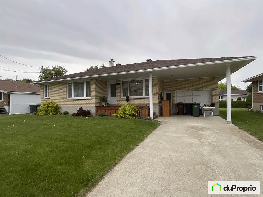 $475,000 - Bungalow for sale in St-Hyacinthe (Douville) — photo 1