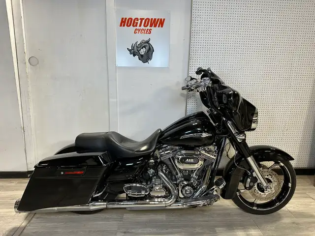 2011 Harley-Davidson Touring CVO STREET GLIDE in Street, Cruisers & Choppers in London - Image 3