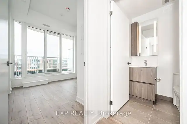 Located in the centre of Port Credit! in Condos for Sale in Mississauga / Peel Region - Image 3