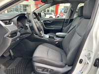 Conquer Canadian roads and city streets alike in this impeccably maintained 2021 Toyota RAV4 XLE, bo... (image 9)