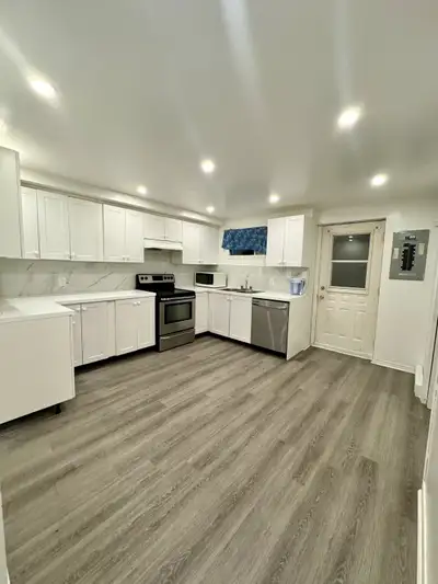 *8143 Avenue Chateaubriand* Ce magnifique 5 1/2 entièrement rénové, au demi sous-sol d'un triplex pa...