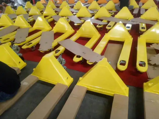 transpalette  chariot elevateur manuel 1 an garantie forklift​ in Other in City of Montréal - Image 4