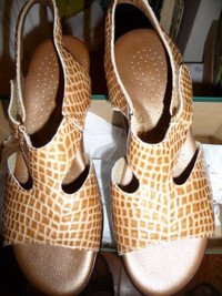 Women SAS Sandals Open Toe Suntimer-C, Beige Croc, Size 6.5W , B