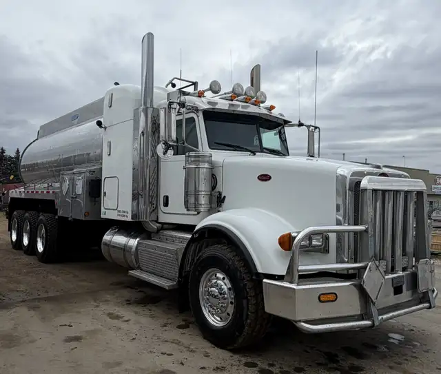 2014 PETERBILT 367 22,000L Sleeper Tank Truck in Heavy Trucks in St. Albert - Image 2