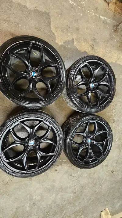 BEAUTIFUL STAGGERED WHEELS & TIRES Off A 2013 BMW X5. 22 INCH WHEELS WITH DIFFERENT TIRE SIZES FRONT...