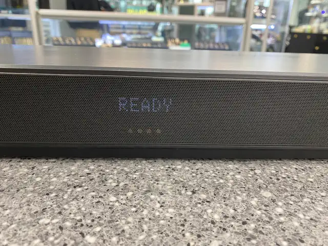 LG SN11RG Sound Bar in Stereo Systems & Home Theatre in City of Toronto - Image 4