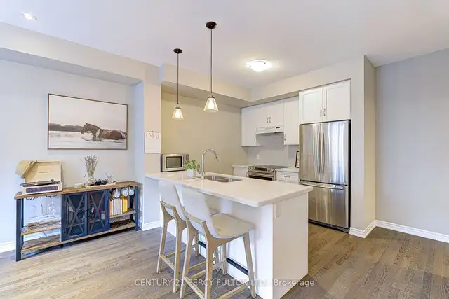 Beautifully maintained 3-storey freehold townhome ! in Houses for Sale in Oakville / Halton Region - Image 3