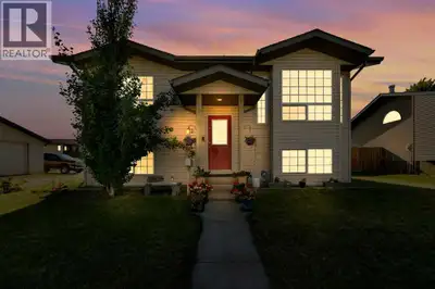 Welcome to 52 Parkside Crescent in Blackfalds! This home offers a perfect blend of comfort, convenie...
