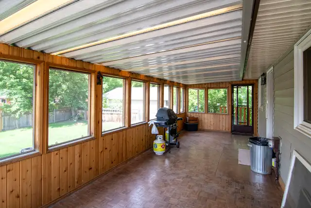 11 Fitzgerald Ave. 5 Bed 2 Bath Downtown Fenced yard in Long Term Rentals in Fort McMurray - Image 15