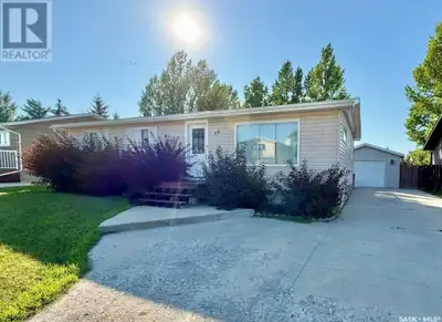 960 sqft bungalow located on a family friendly street. There are 4 bedrooms and two bathrooms, singl...
