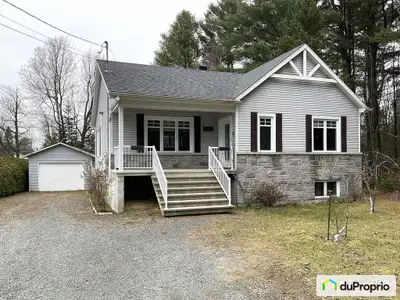 Chaleureux bungalow situé dans un secteur paisible au fond d'un cul-de-sac. Son aire ouverte avec pl...