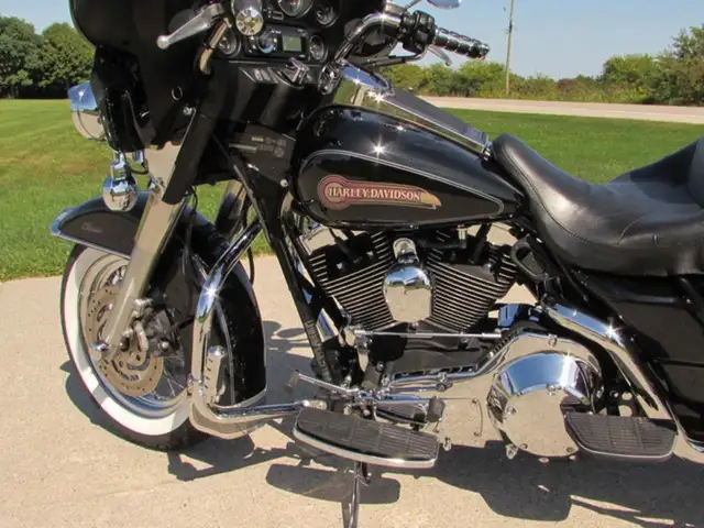 2005 Harley-Davidson FLHTC Electra Glide Classic in Sport Touring in Leamington - Image 14