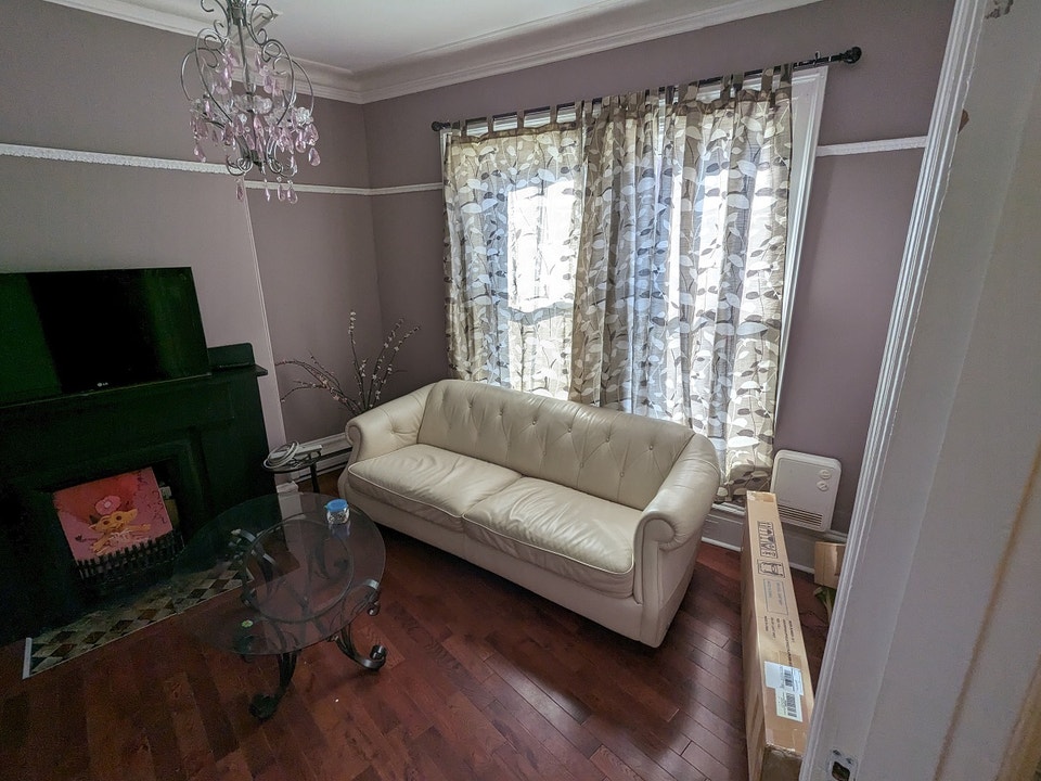 Large, Updated, 3-bedroom + Den in the heart of downtown 4