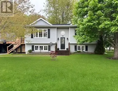 Bright, Stylish, and Move-In Ready 34 Maplewood Lane, Kingston. This immaculate 2+1 bedroom, 2 bathr...