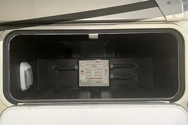 2015 Thor Chateau 33SW - Pre-Owned Super C Motorhome.  in RVs & Motorhomes in Red Deer - Image 11