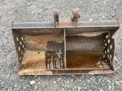2010 JCB 30 INCH MINI EX DITCHING BUCKET STOCK #A105601 30 INCHES WIDE PIN ON PERFORATED SIDE This u...