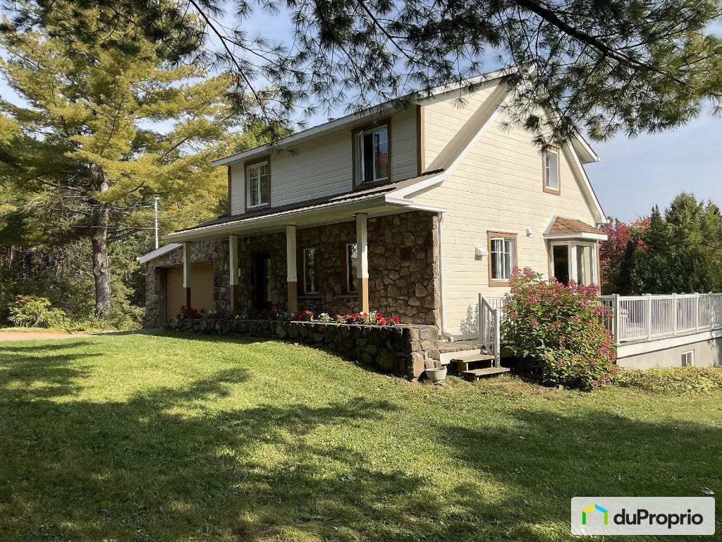 $840,500 - Country home for sale in St-Hippolyte — photo 1