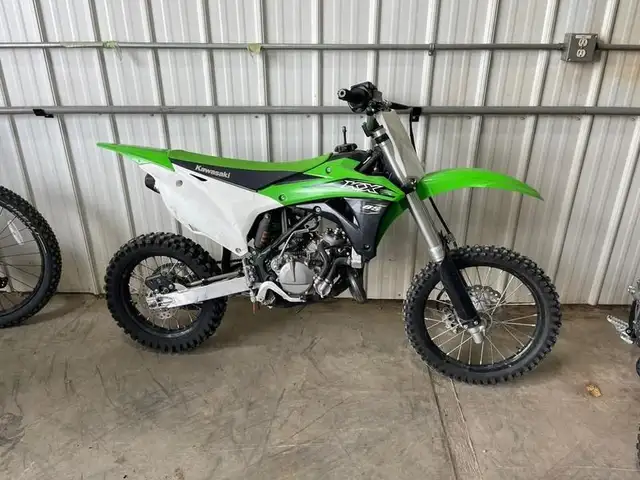 2016 Kawasaki KX85 in Dirt Bikes & Motocross in Medicine Hat - Image 2