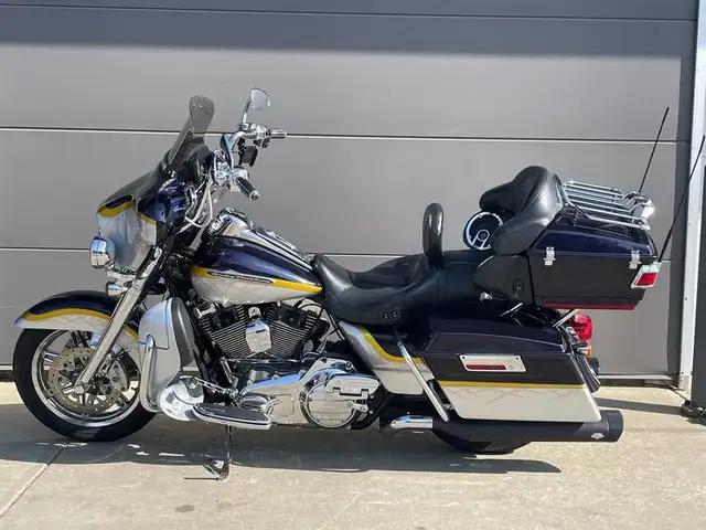 2012 Harley-Davidson FLHTCUSE7 - CVO Ultra Classic Electra Glide in Sport Touring in Edmonton - Image 10