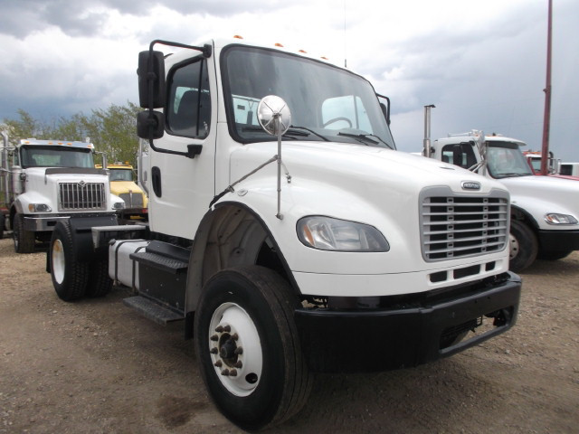 2016 FREIGHTLINER M2 S/A 5TH WHEEL TRUCK in Heavy Trucks in Red Deer - Image 2