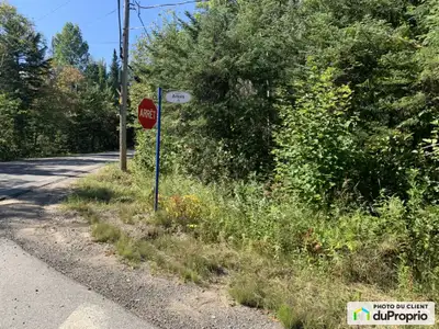ACCÈS AU LAC avec quai par un PARC PRIVÉ * 2 minutes à pied *. Terrain boisé à 2 minutes à pied du p...