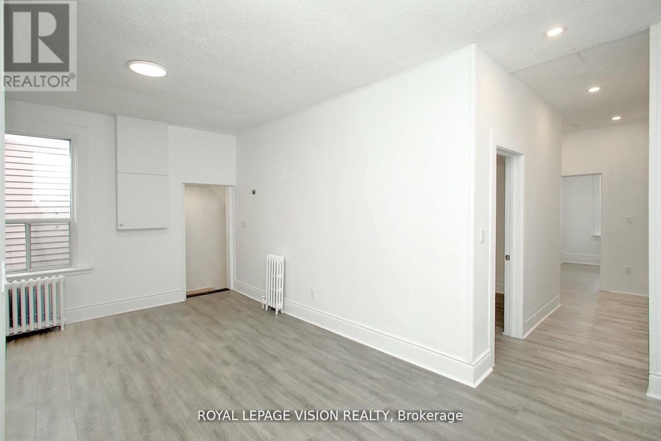 UPPER - 819 PAPE AVENUE Toronto (Danforth Village-East York), On 5