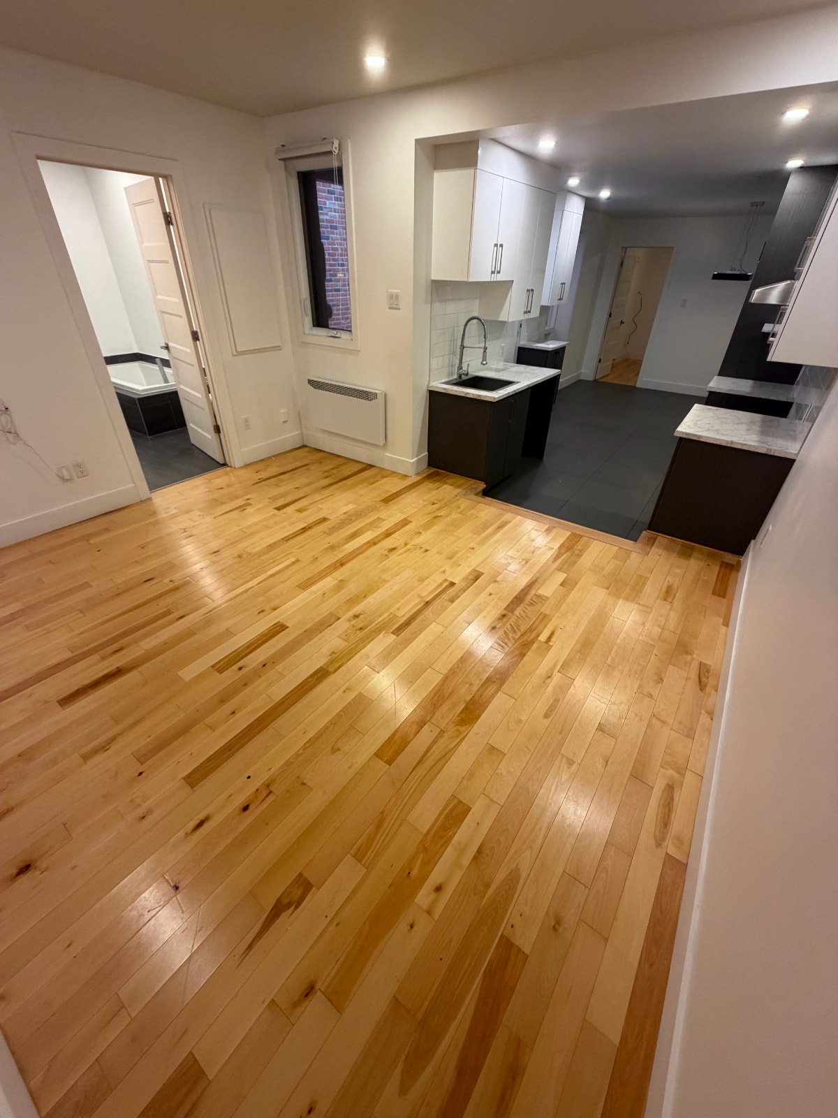 SUPERBE 5 ½ RÉNOVÉ AVEC COUR PRIVÉE - ROSEMONT — photo 2