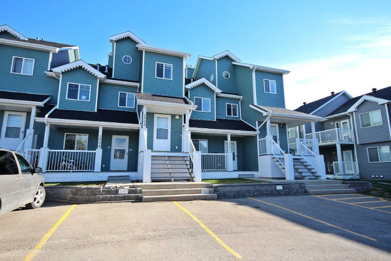 Ground Floor Condo Unit in Sylvan Lake!! 103893 Condos for Sale Red