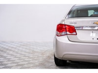 La Chevrolet Cruze 2014 est une berline compacte qui se distingue par sa fiabilité, son efficacité é... (image 6)