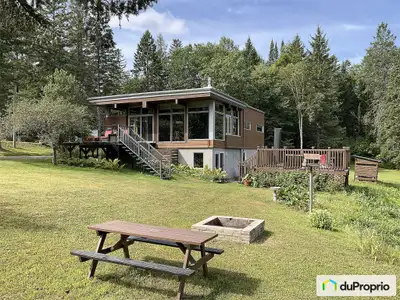 Maison Bonneville, série Nature A! Construite en 2013 face au lac Régent. La vue grâce à la fenestra...