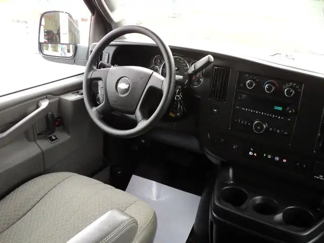 2022 Chevrolet Express 2500 LT RWD 6.6L8cylGas 12Passenger 135"W in Cars & Trucks in Brantford - Image 13