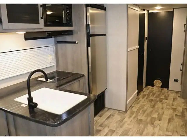 2022 Dutchmen Kodiak SE 28SBH 33FT LIGHT WT, BUNK ROOM/GREAT LAY in Cars & Trucks in Winnipeg - Image 7