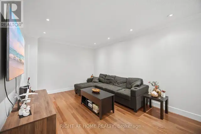 121 Bob O'link Avenue Vaughan (Glen Shields), Ontario, photo 3 of 4