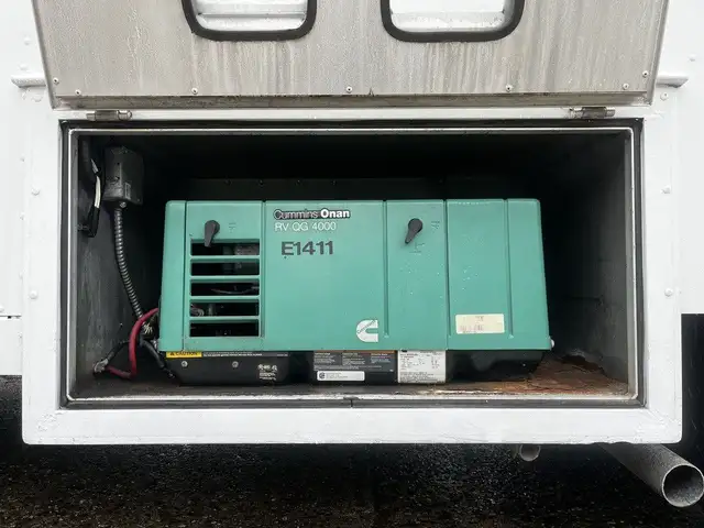 2005 Morgan Olson Workhorse 14 Foot Step Van with Shelving in Heavy Trucks in City of Montréal - Image 13