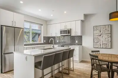 **Ask about our 1 FULL Month of Free Rent! Apply Today. **40% off Telus Products and Services ** 6 m...