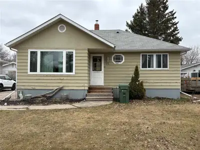 R30//Dauphin/Clean, affordable and full of potential, this 920 SF bungalow offers 3 bedrooms and 1 f...