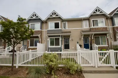 Caernarvon 3 Bed 2.5 Bath NW Townhouse Edmonton
