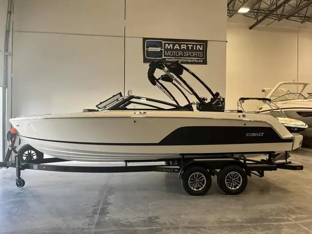 2025 Cobalt Boats CS23 Surf in Powerboats & Motorboats in Saskatoon - Image 3