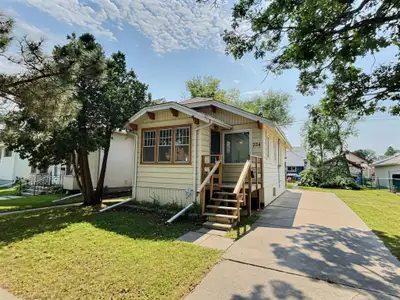3D//Winnipeg/**SHOWINGS START MON AUG 3rd, OFFERS MON AUG 10th**. WELCOME HOME to this very affordab...