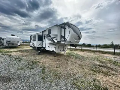We are looking for good pre owned Rv's to buy or consign!! Keystone Montana fifth wheel 3795FK highl...