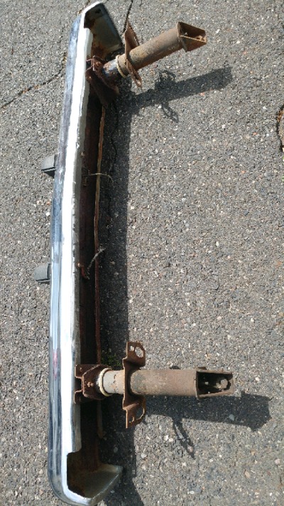 [ CHRYSLER FIFTH AVENUE 1986,.] BUMPER ARRIÈRE AVEC RAFORT, VEUX BON ÉTAT. FAÎT MOÎ SÎGNE D'ACCORD.