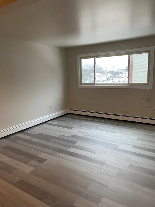 BRIGHT & SPACIOUS 2- BEDROOM APARTMENT AVAILABLE NOW!