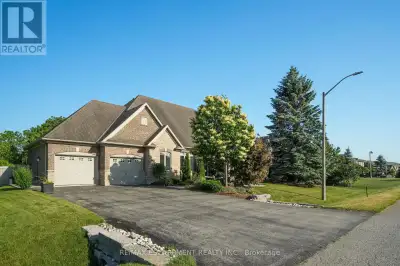 Welcome to 95 Cobblestone Place, a magical bungalow retreat nestled into Rockwoods most exclusive ni...