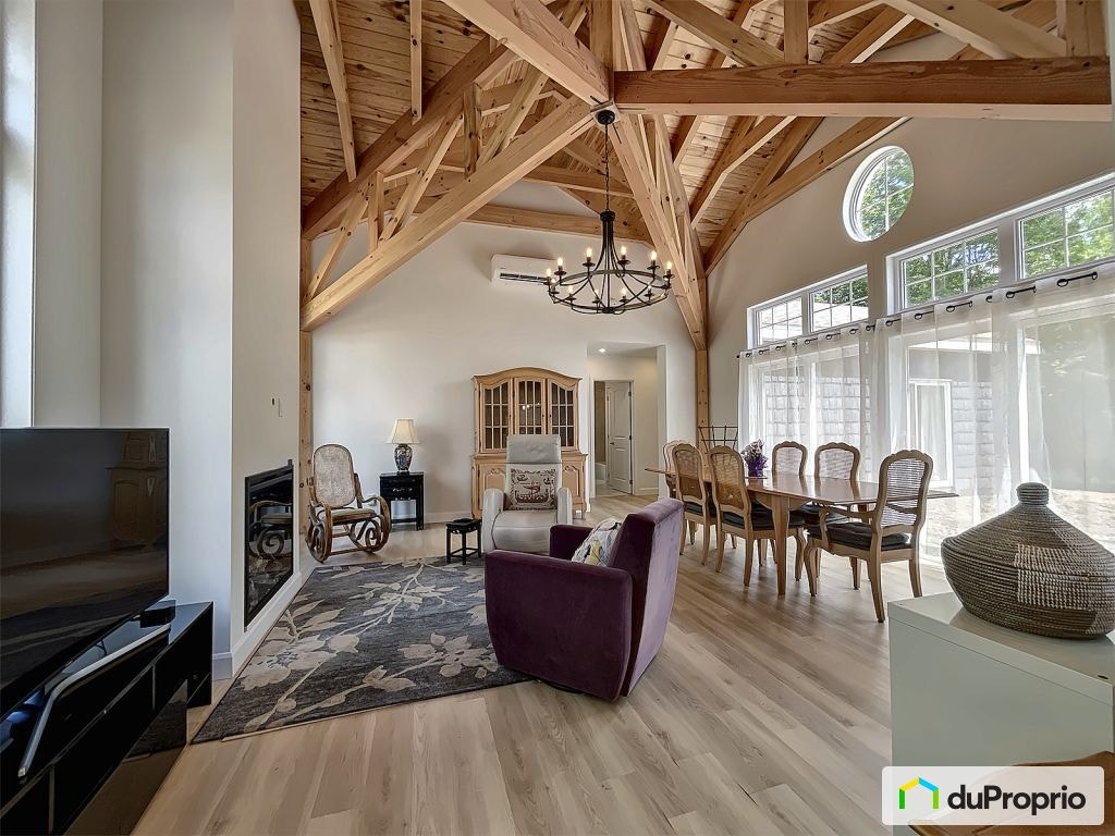 $829,000 - Bungalow for sale in Granby — photo 1